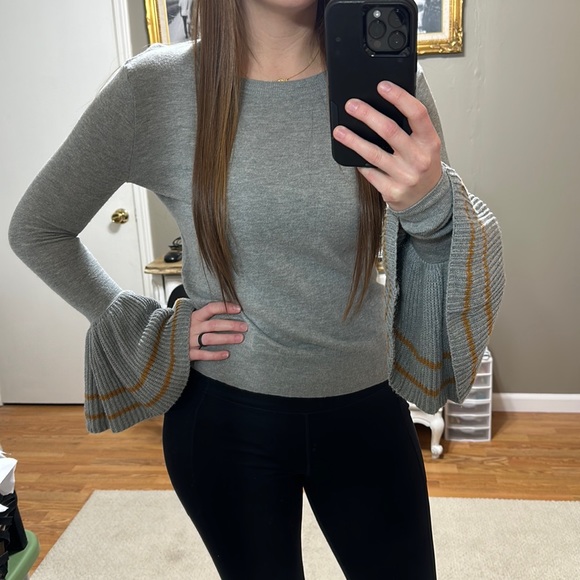 Gray bell-sleeve - Picture 1 of 2